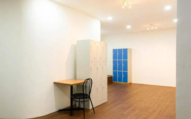 RedDoorz Hostel near Taman Puring