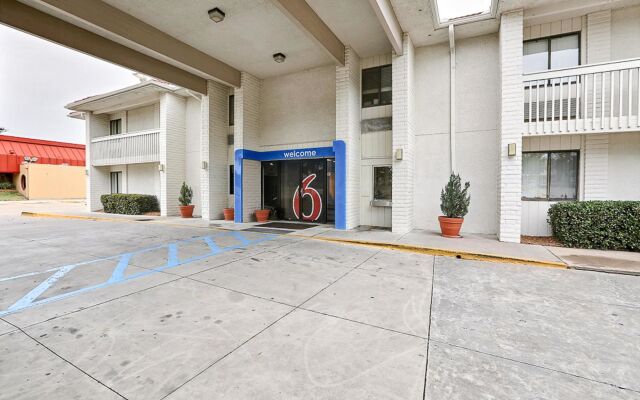 Motel 6 Addison, TX - Dallas