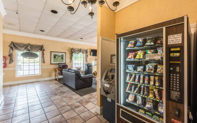 Econo Lodge Inn & Suites