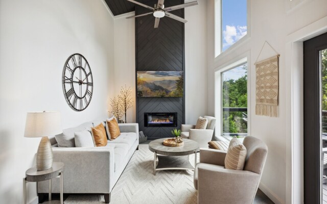 Sunset Chalet 2 Bedroom Cabin by RedAwning