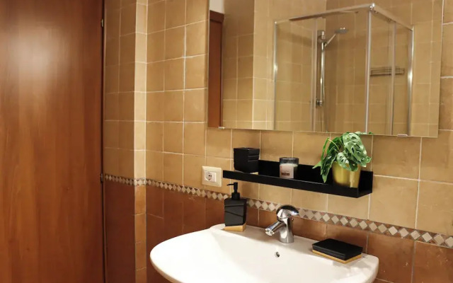 All'Ombra Della Reggia