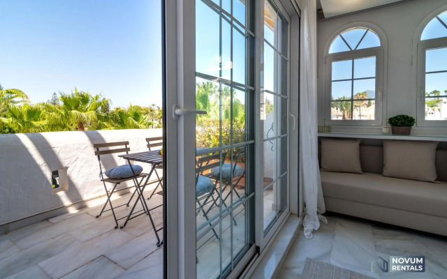 Modern 2 BDRM Apt with Sea Views and Pool