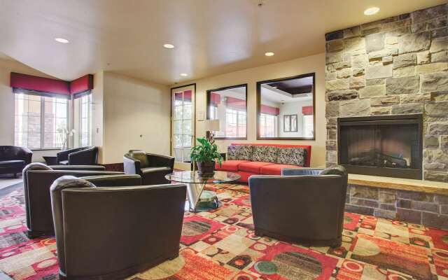 La Quinta Inn & Suites by Wyndham Denver Gateway Park