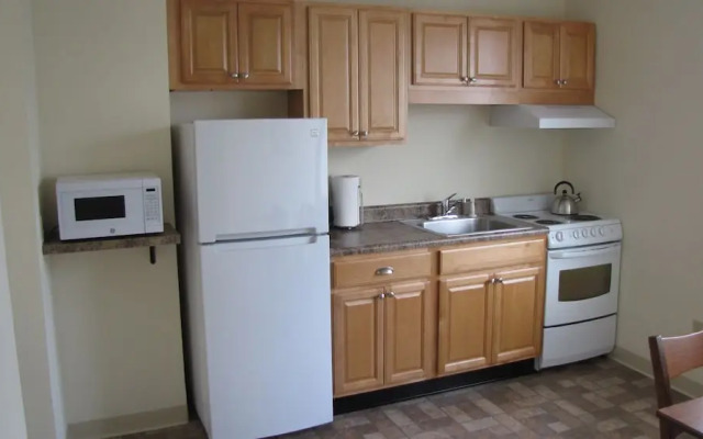 Tawsty Flower - Haines Suites