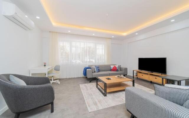 Central Located Big Spacious Flat in Muratpasa