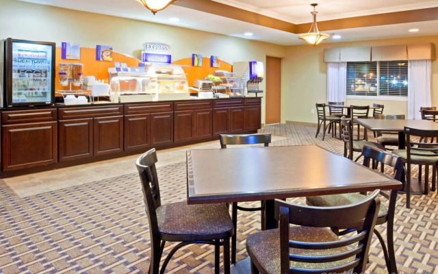 Holiday Inn Express Devils Lake by IHG