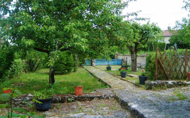 House With 2 Bedrooms in Brouchaud, With Enclosed Garden and Wifi