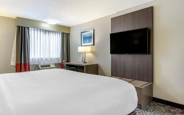 Comfort Inn & Suites Pacific - Auburn