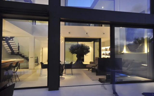 Montblau in Buger With 4 Bedrooms and 5 Bathrooms