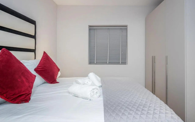 Modern Lovely 2 Bed Hyde Park with AC