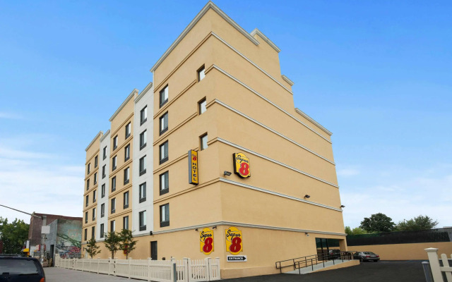 Super 8 By Wyndham Bronx