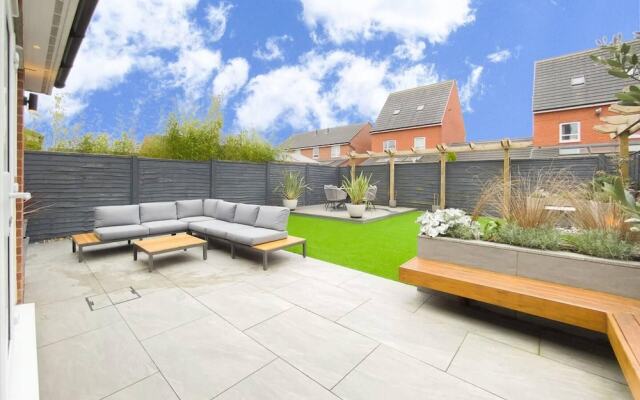 Stunning 4 Bed House With Cinema Room & Parking