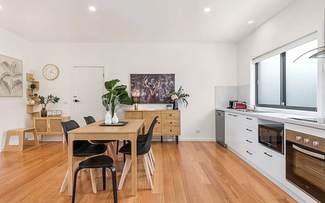 Gorgeous 3-bed House With Spacious Shared Backyard