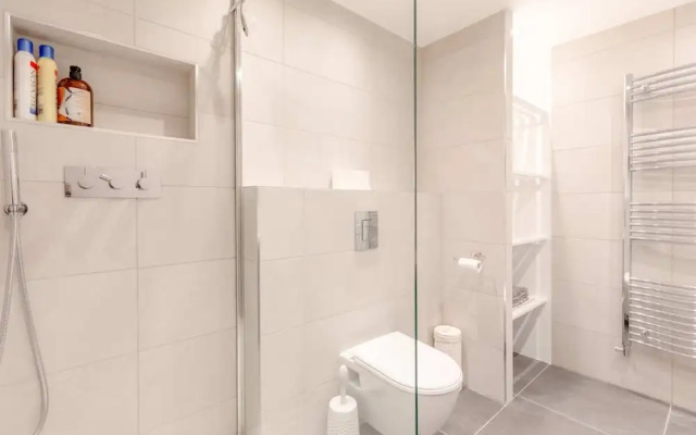 Beautifully Presented 2BD Flat W/patio- Kensington