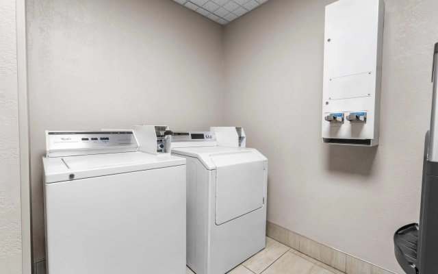 Days Inn & Suites by Wyndham Ridgeland