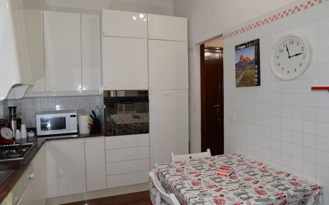 "room in Guest Room - Single Room in Cozy and Comfortable Apartment."
