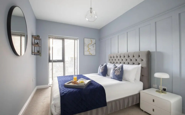 Elliot Oliver - Luxurious Two Bedroom Apartment in The Docks