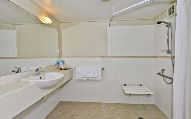 Whangaparaoa Lodge Motel
