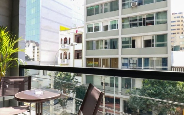 w Perfect 3BR With Balcony in Miraflores