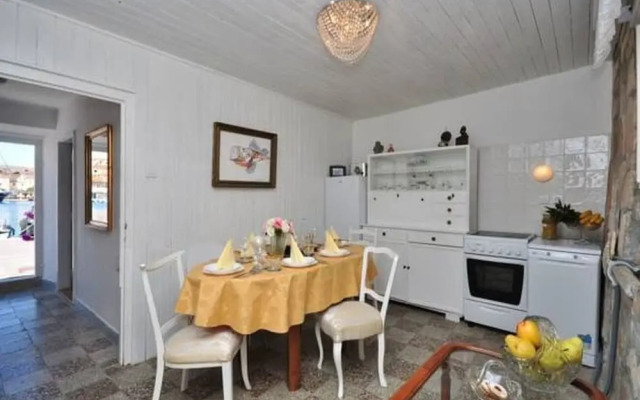 Gari - 5 m From sea - H