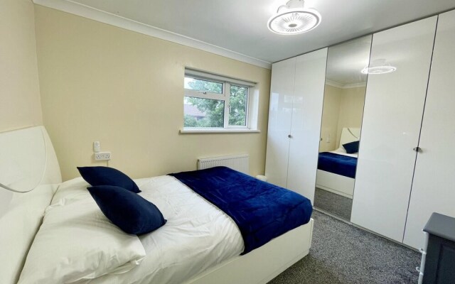 New Luxury Modern House Near Airport Free Parking