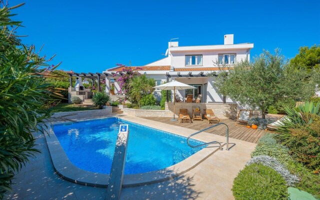 Nice Home in Liznjan With Wifi and 4 Bedrooms