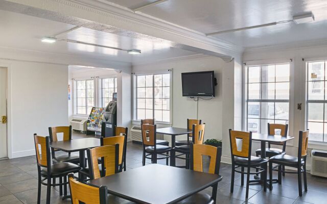 Super 6 Inn & Suites Baton Rouge