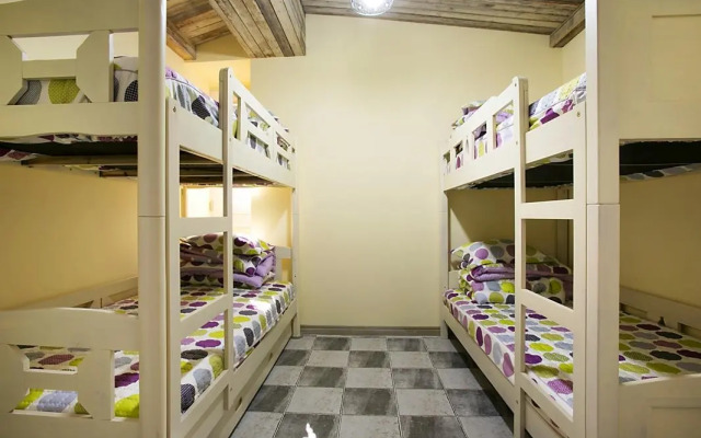 Maya Guesthouse - Hostel