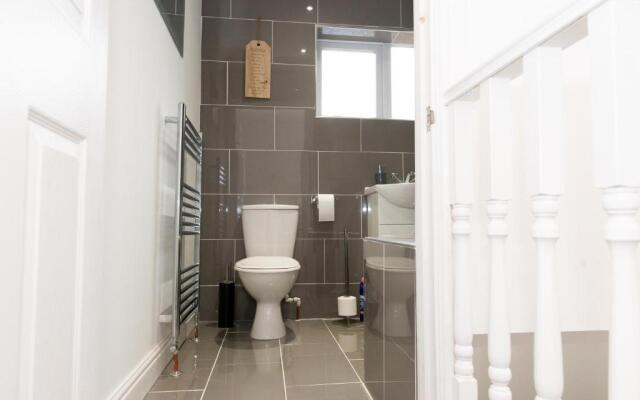 Charming 2 Bedroom House - Free Parking - Great Location