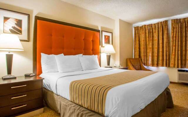 Econo Lodge Inn And Suites