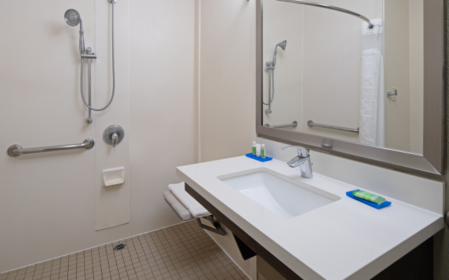 Holiday Inn Express & Suites Valencia - Santa Clarita by IHG