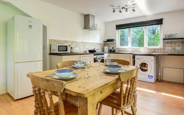 Cozy Holiday Home in Looe Near River