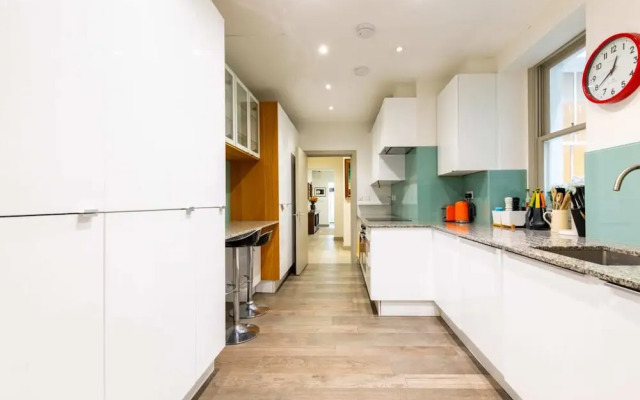Elegant 2BD Flat 5 Mins to Kensington Gardens!