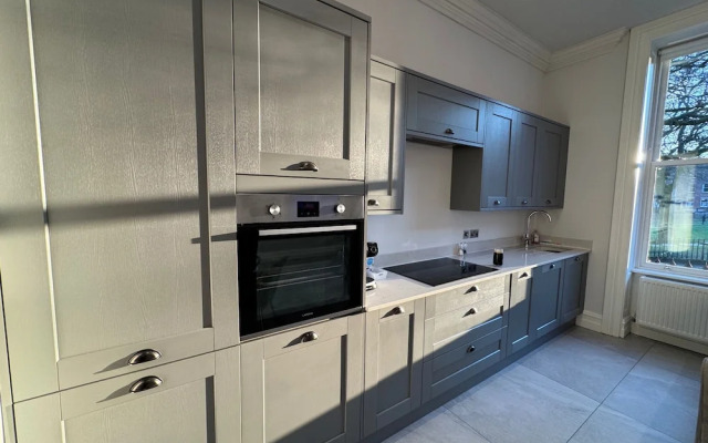 Luxury Full Apartment Free Secure Parking King bed