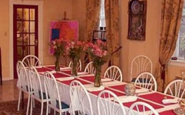 Elkhorn Inn & Theatre