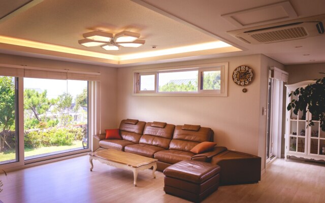 Private Family Homestay - Farm Square