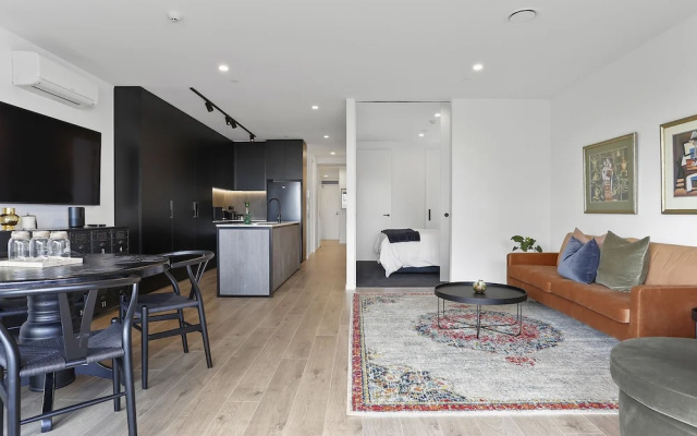 Modern Styled Apartment with Stunning Park Views and Car Park by Urban Butler, Auckland – Guest Rooms – Auckland
