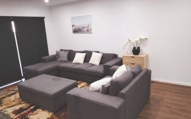 Modern & Cosey 4bedroom House Walk to Beach