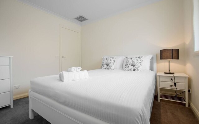 Superb Luxe 5BR House@point Cook Near Lake