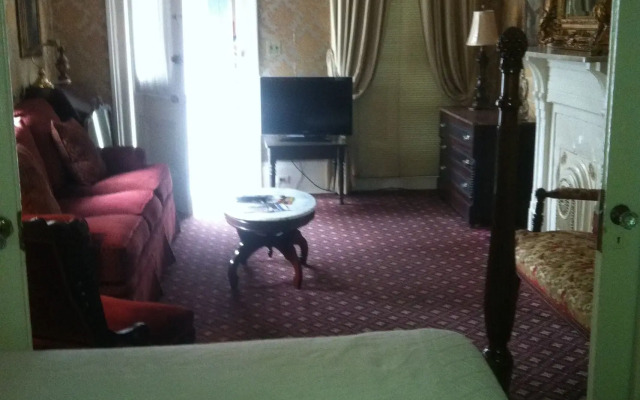 Nine O Five Royal Hotel