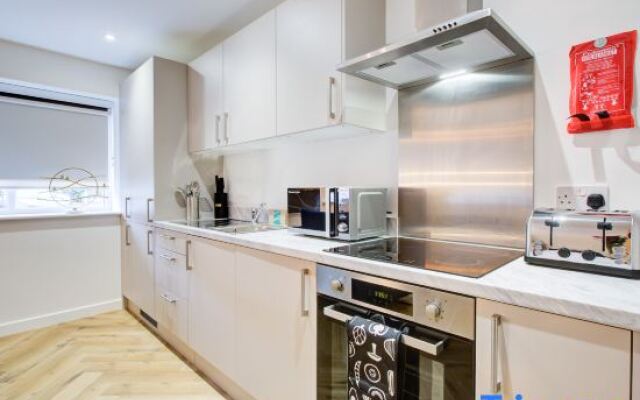 Hybrid Resi - Mitcham Close to Tooting and Wimbledon
