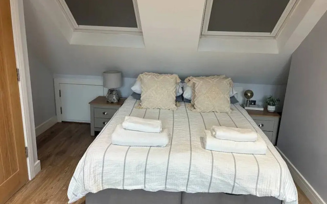 Spacious 4-bed House Close to LHR and London