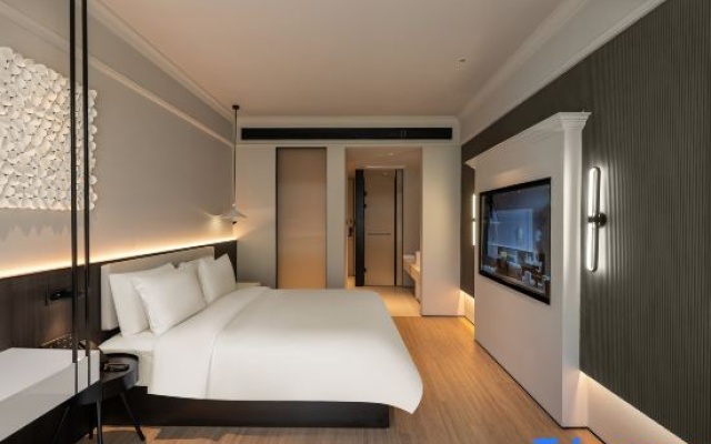 Treasury Deluxe King Bed Room (Smart Guest Control + Mobile Screen Casting + Mini Fridge) — фото 1