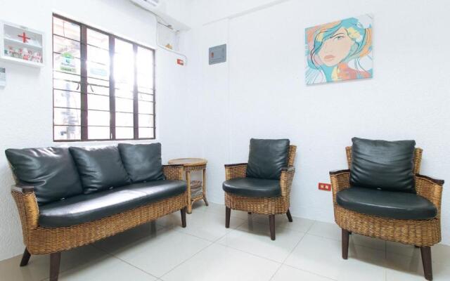 RedDoorz near Tambo Quirino Avenue - Vaccinated Staff