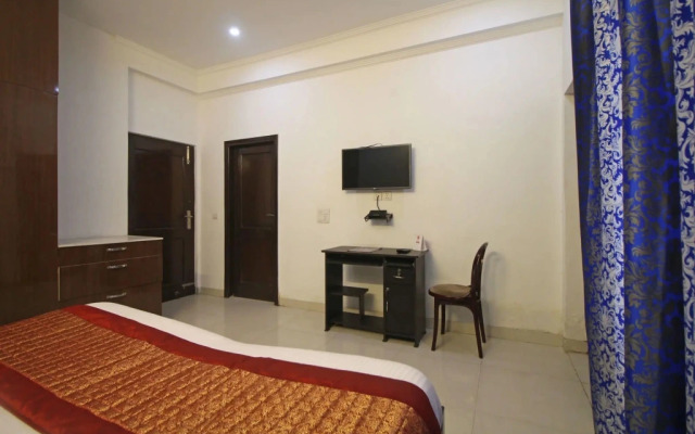 OYO 7526 Rising Star Sec 45