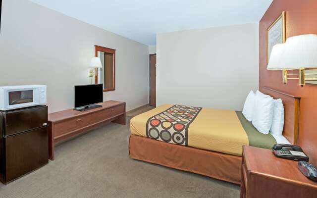 Super 8 by Wyndham Crystal Lake