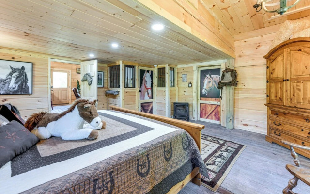 On-site Creek Access: Pet-friendly Cosby Cabin!