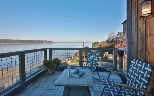 Langley Waterfront Condo by Avantstay A+ Views