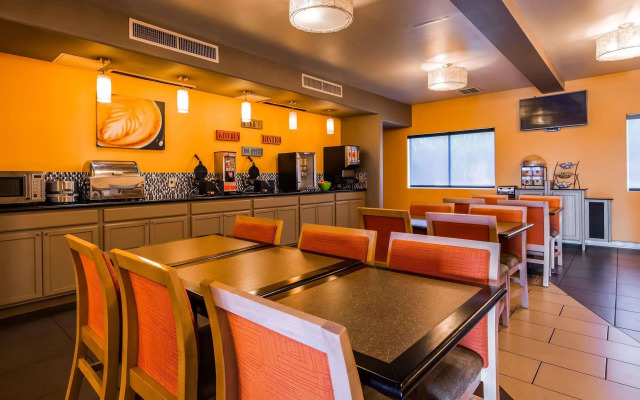 Best Western Plus The Four Corners Inn