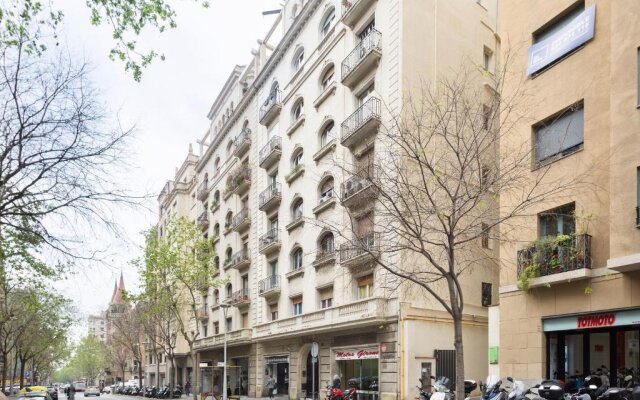 Large & beautiful apartment 4min from Passeig de Gràcia